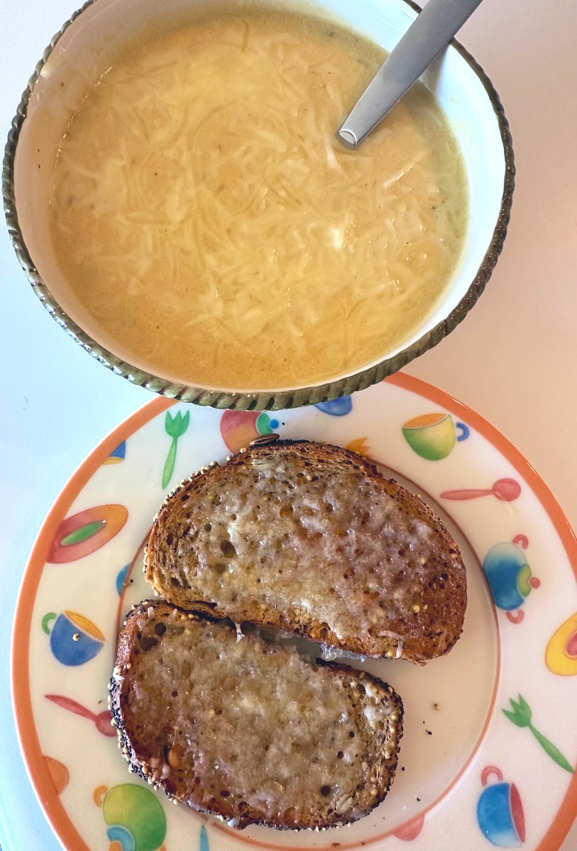 free_style_chef's tweet image. Creamy blended soup of cauliflower, butternut squash, silken tofu, Italian herbs, and nutritional yeast is served with asiago cheese toast. 

#soup #vegetablesoup #twittersupperclub