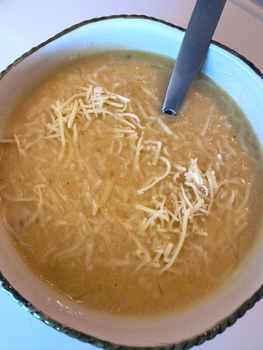 free_style_chef's tweet image. Creamy blended soup of cauliflower, butternut squash, silken tofu, Italian herbs, and nutritional yeast is served with asiago cheese toast. 

#soup #vegetablesoup #twittersupperclub