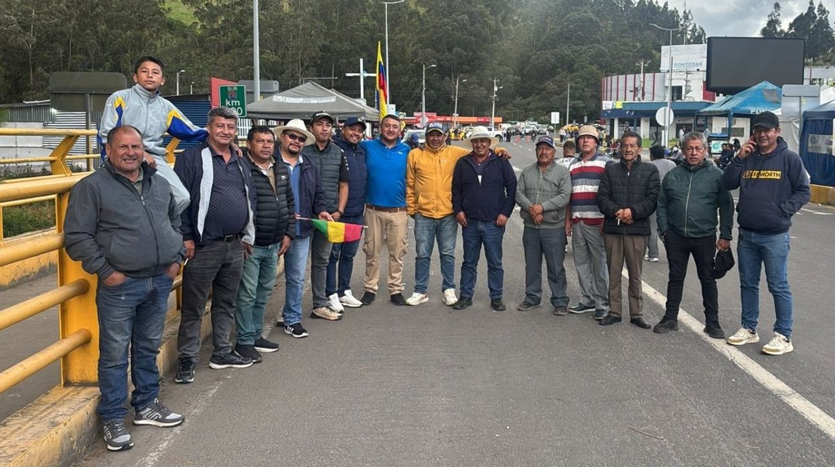 ACC_camioneros's tweet photo. ACC CAMIONEROS sigue de frente DEFENDIENDO AL CAMIONERO COLOMBIANO y el trabajo de Miles de NARIÑENSES en frontera, de la mano con CAMIONEROS INDIVIDUALES DE ECUADOR prov CARCHI,  + camaras de comercio, bodegas, cargueros...
@BluRadioCo @CaracolRadio @dona_pily2 @radioipiales @AlcaldiaIpiales @alcaldiapasto @gobnarino @maferojas @HuariLinam @JuanFSanabriaS @infopresidencia @MinTransporteCo @Colfecar @AsambleaNtrans @CalarcaParador @TransitoPolicia @renacercamion