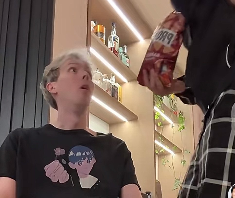 ella 🌚 tweet media