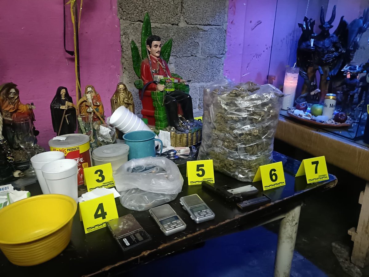 amarilloalarcon's tweet image. ‼️Reporta  @ALEIDAALAVEZ dos cateos efectuados en #Iztapalapa 
por agentes de @PDI_FGJCDMX @FiscaliaCDMX 
Se decomisaron diversas dosis de droga, Armas y un santuario 
a la #SantaMuerte 
Lleva reducción de 12% la incidencia en delictiva en #Iztapalapa