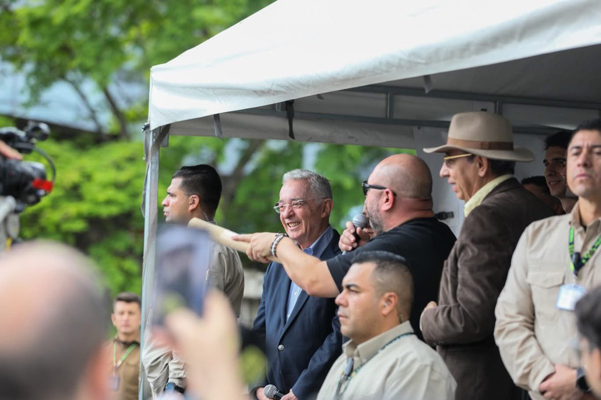 🤮Qué asco ver a un expresidente sonriendo al lado de la agresividad como si fuera algo normal. Esa risa no es de orgullo, es de cinismo. Después salen a hablar de “valores” mientras legitiman el odio y la intimidación.

Ese es el verdadero rostro de cierta política: gritan,