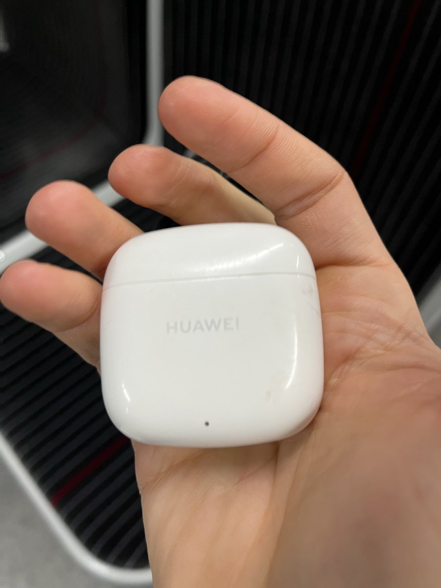 Bluehz_'s tweet photo. J ai trouvé ce boîtier huawei dans le but tb11 a Lyon a l’arrêt Paul bocuse direction Laurent boneway vers 20:15 
Je l’ai retransmis au chauffeur si jamais vous êtes à sa recherche appeler tcl https://t.co/6rmj7jCP5y