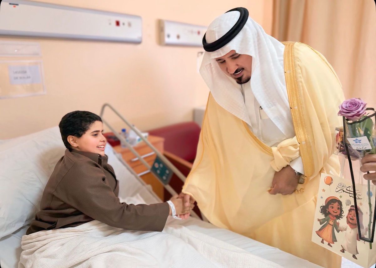 moh_qgh's tweet photo. بمناسبة #عيد_الفطر_المبارك،
قام محافظ القويعية أ. سعد بن محمد بن معمر، يرافقه المدير التنفيذي لنطاق القويعية الصحي د. عايض العصيمي، بمعايدة المرضى المنومين ومنسوبي المستشفى. https://t.co/YwZyTCIaNR