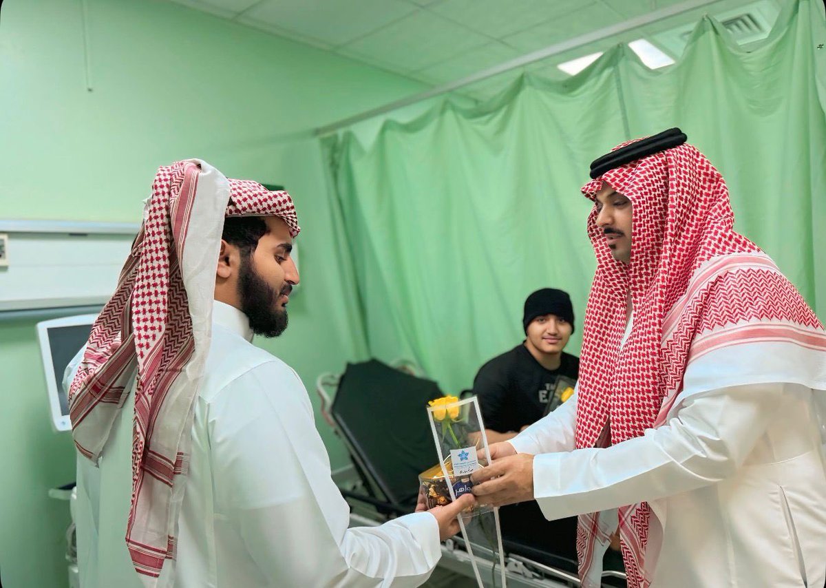 moh_qgh's tweet photo. بمناسبة #عيد_الفطر_المبارك،
قام محافظ القويعية أ. سعد بن محمد بن معمر، يرافقه المدير التنفيذي لنطاق القويعية الصحي د. عايض العصيمي، بمعايدة المرضى المنومين ومنسوبي المستشفى. https://t.co/YwZyTCIaNR