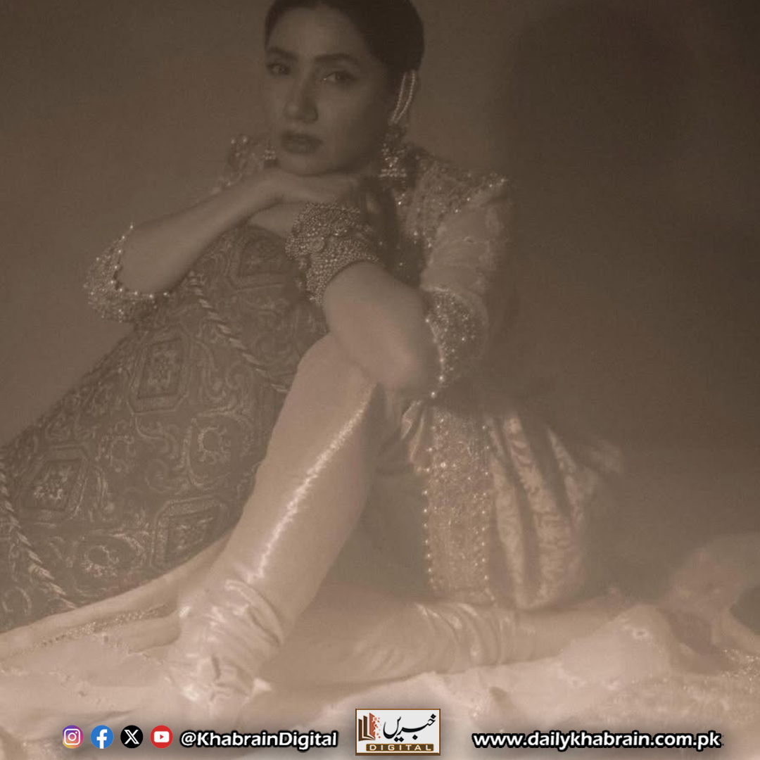 daily_khabrain's tweet image. ماہرہ کی بنارسی عید۔۔

#MahiraKhan #Banarasi #EidLook #Eid2026 #BanarasiSaree #DesiStyle #PakistaniFashion #EidVibes #FestiveFashion #CelebrityStyle #MahiraStyle #TraditionalWear #EidGlam #StyleInspo #starlook
#khabraindigital