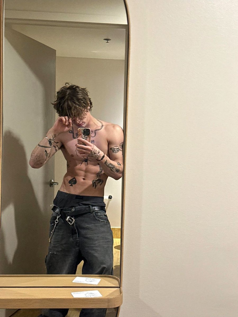 ash ﾒ𝟶 tweet media