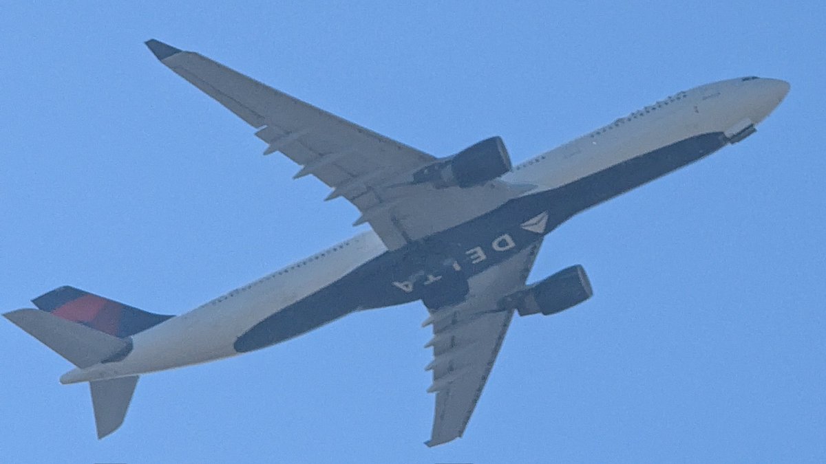 USAS_WW1's tweet image. #avgeek #traveling #planespotting #Boeing #airbus #ATL: I am not sure what these Delta airplanes are I caught taking off from Atlanta Hartsfield-Jackson International Airport. Any takers?