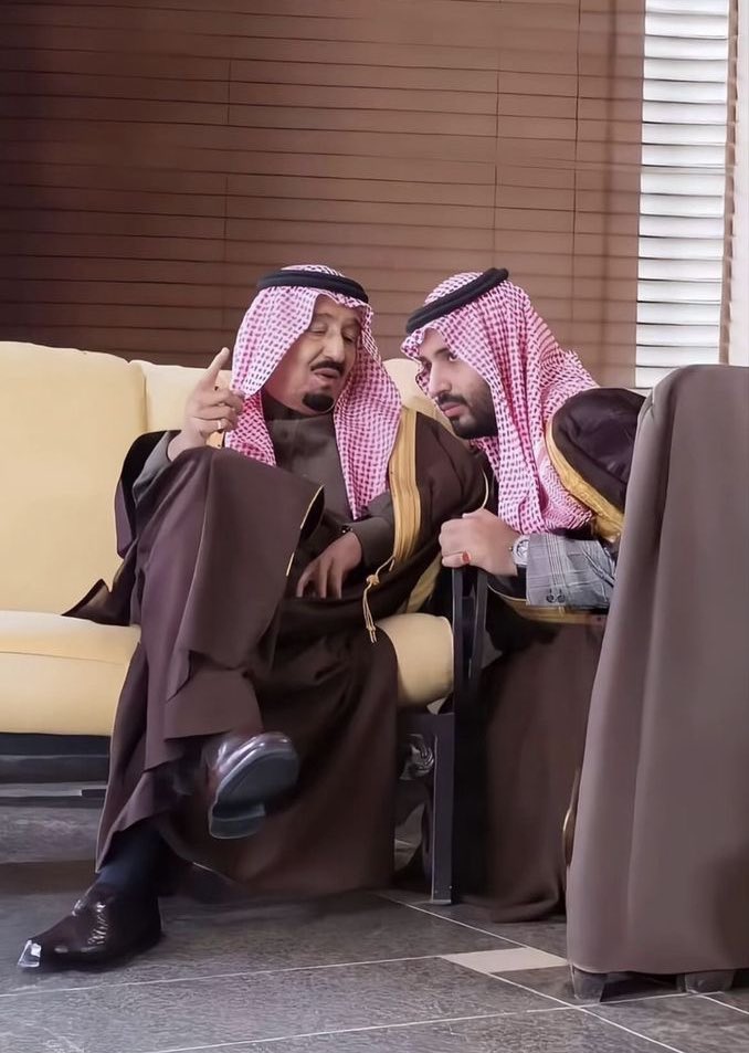 iioxrs's tweet photo. أفرحي يادارنا في ذرآ حكم السعود 
دوله مالها شبه وحاكمك ماله شبه 

عايشين بخير والعود في عين الحسود 
دام صرتي بين دقن اخو نورة وشنبه 

ما علينا دام سلمان راسه في الوجود 
حاكم وافي وشعبه يجي حسب طلبه 

��لولا فينا من المهد ثابت للحود 
يترعرع مع ولدنا ولو محد غصبه 

سيدي سلمان عوق النصارى واليهود 
ان رضى ��رضى ونغضب اليا حان غضبه 

وفي ذراه اوضاعنا من سهود اليا مهود 
والوطن لا حان يومه ما عقّد حاجبه

كلبّونا للوطن ساعة الشده جنود 
عادة الشعب السعودي ما غير مذهبه  

—💚🇸🇦