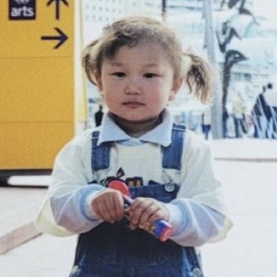 i need the casting director to look at this photo, take notes and choose a baby around this age so we can have violet II saying "appa"  every to seconds to catch benedict's attention and being able to doodle in dad's studio