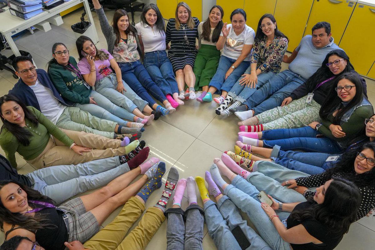 Educacion_Ec's tweet photo. 💙🧦 En el MINEDEC nos sumamos a la iniciativa “Calcetines Diferentes” para conmemorar el Día Mundial del Síndrome de Down, junto a los viceministros José Luis Torres y Juan Carlos Rodríguez.

Porque ser diferentes nos hace únicos, y en esa diversidad está la riqueza de una sociedad más humana, más justa y más solidaria. Cada calcetín distinto es un recordatorio de que todos tenemos algo valioso que aportar. ❤️✨

La inclusión no es solo un mensaje, es una acción diaria que se construye con respeto, empatía y oportunidades reales para todos.

#ElNuevoEcuador