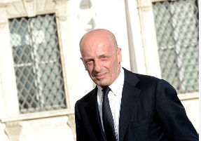 Signori ecco il testimonial del SI
Condannato a 1 anno e 2 mesi nel 2012
Il 21 Dicembre 2012 graziato da Napolitano
Evaso dai domiciliari nel 2018
Sospeso dall'ordine dei giornalisti nel 2013
Condanna a 3 mesi nel 2018
Condannato nel 2025 caso Scurati
#ottoemezzo