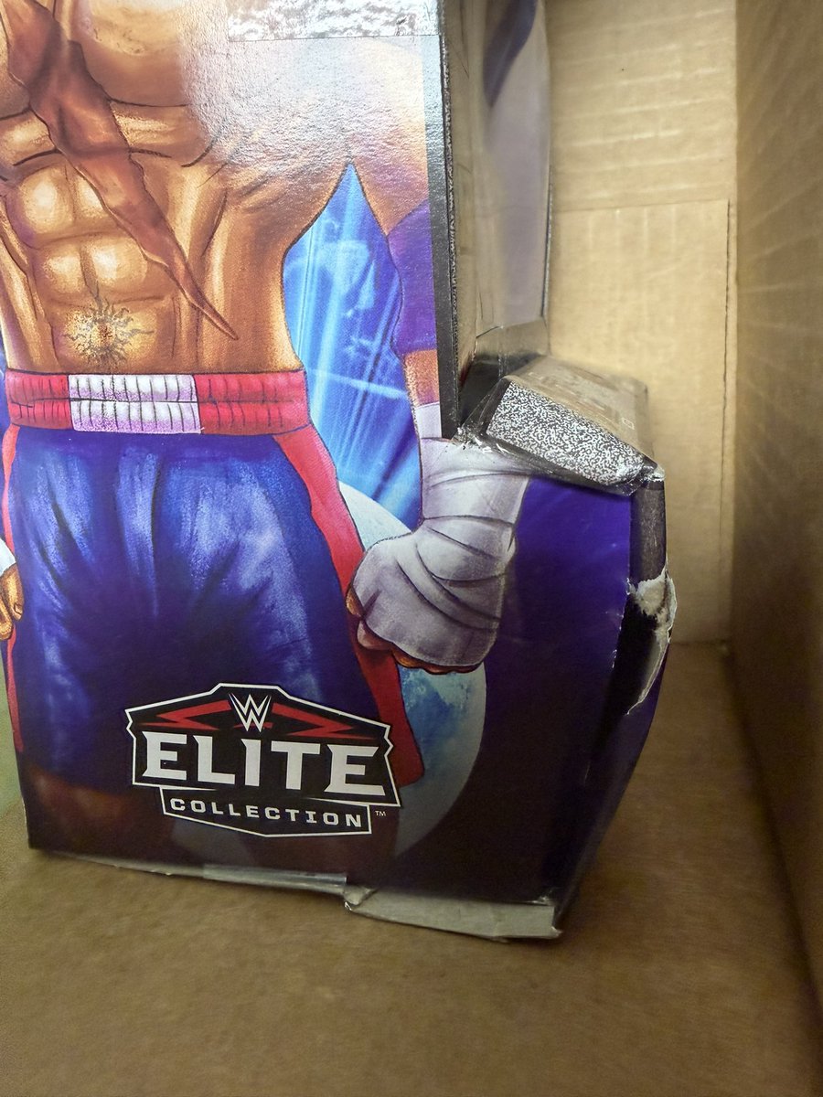 wingking2430's tweet photo. My package got in a real street fight! Thanks @Walmart glad there was protection in there to protect the figure and its package…next time let’s not kick it around before packaging! Might as well shipped in a bag for how bad this is. #shakingmyhead #bonusround https://t.co/bQXhgoWbvL