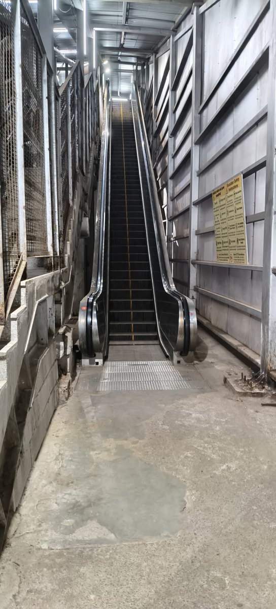 jituece's tweet photo. @RailwaySeva such long stairs and neither escalator nor lift working at any platform. how people will catch train with patient or pregnant lady @gwalior railway station https://t.co/1gGbrLIH8h