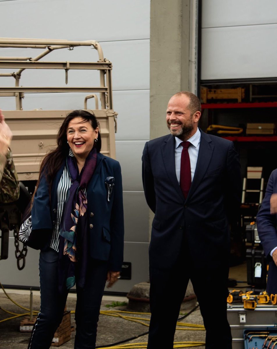 McMarghem's tweet photo. Le ministre de la Défense me l’avait annoncé et promis lors de sa visite en septembre 2025. C’est maintenant chose faite!  
Le Plan quartier qui vient d’être approuvé par le Gouvernement confirme l’importance de Tournai pour la Défense. @FranckenTheo m’a en effet personnellement informée ce soir du rôle majeur que notre ville jouera à l’avenir dans la formation de nos jeunes sous‑officiers. Cette formation contribue directement à la protection de notre pays et participera au dynamisme de notre commune. Tournai accueillera également une unité de cavalerie. Il s’agit là d’une grande fierté pour nous que je me devais de vous communiquer!