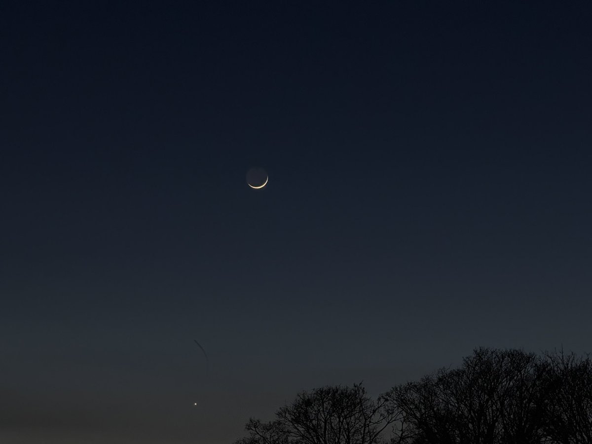 WurfTwain's tweet image. Sikkelmaan met aardschijn, oftewel het Da Vinci-effect. Ook Venus goed te zien. Vanavond wellicht ook noorderlicht… 
#maan #venus