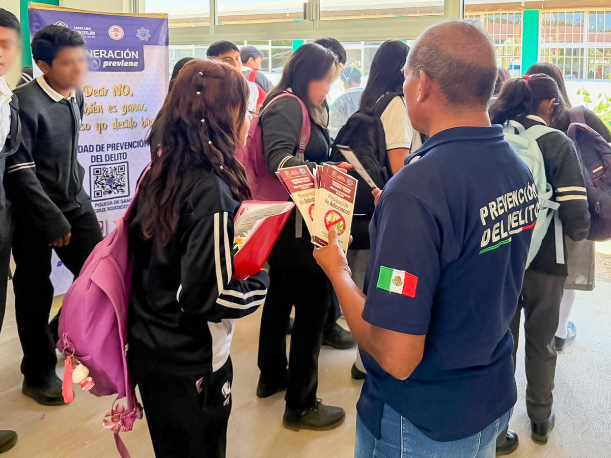 Seguridad_Xoxo's tweet photo. En Santa Cruz Xoxocotlán, trabajamos de la mano con las escuelas para construir un entorno seguro y saludable. ¡Sigamos transformando por tu bienestar! 👮‍♂️🏫💪 https://t.co/VCLXBOcRv2