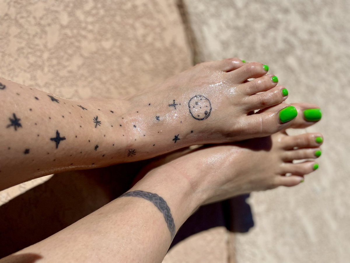 It’s officially pool season. The water’s warm, the hot tub’s hot, the sun is out, bikini on. 👙 🦶