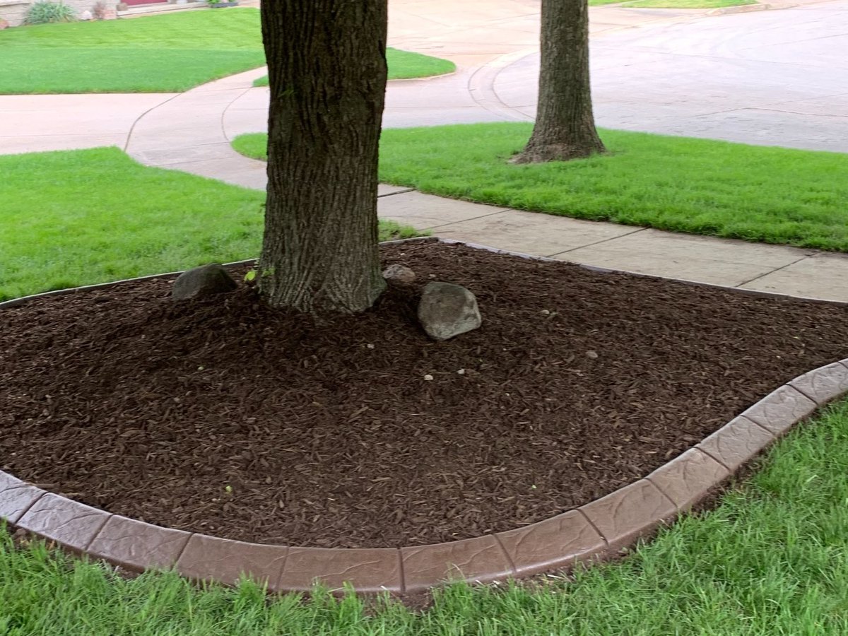 BrilliantBorder's tweet photo. Keep your landscape beds clean and defined with durable concrete edging! 🚧 It creates crisp borders while keeping grass and mulch in place.

📞 Call (515) 303-0991 to schedule your concrete edging service today!

https://t.co/YEhqTxdFEB https://t.co/Fvgw7piH6l