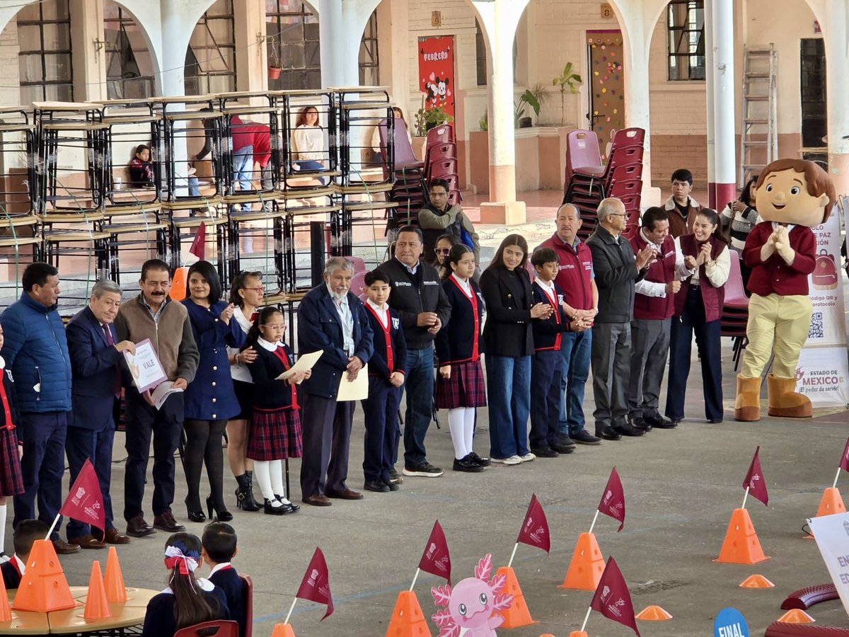 arturougaldea_'s tweet photo. Con #MobiliarioEscolar e #Infraestructura, las escuelas se siguen transformando. 
En la Prim. "Ignacio Manuel Altamirano" de #Tultepec, el Srio. Miguel Ángel Hernández Espejel, destacó el gran avance en la mejora de los servicios escolares, encomienda de la Gdora. @delfinagomeza. https://t.co/s6b3tH9TnP