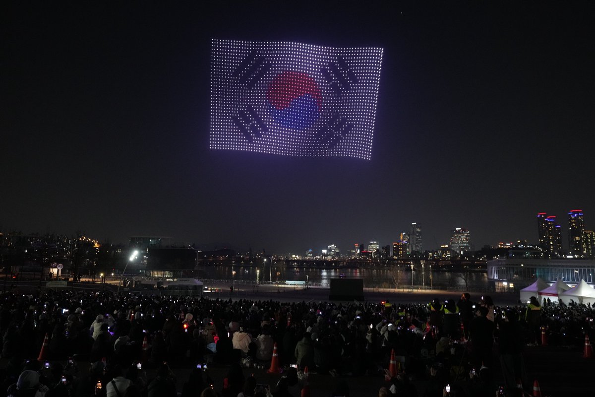 El_Universal_Mx's tweet photo. 💜✨ ¡Attack on Bangtan!

BTS está de regreso con su nuevo álbum ARIRANG, y a pocas horas de su presentación en la Plaza Gwanghwamun, en Seúl, el cielo nocturno se iluminó durante un espectáculo de drones para celebrar a lo largo del río Han. 

FOTOS: AP, AFP 📸

https://t.co/onh7WxOX3Z