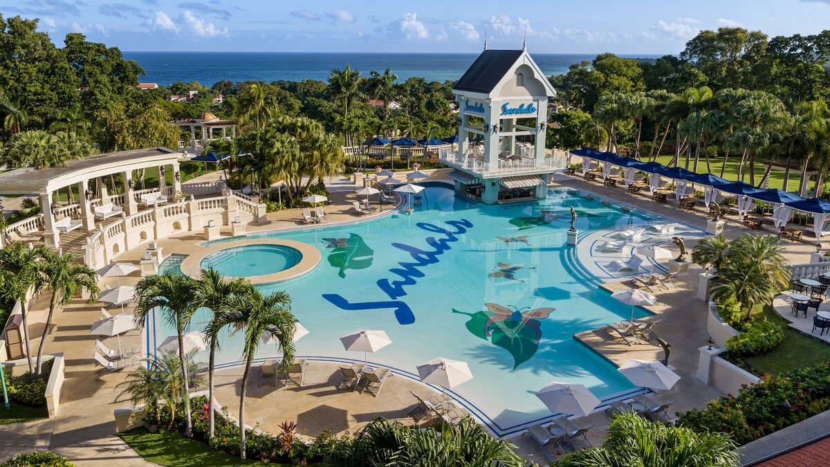 honeymoonscom's tweet photo. Escape to Sandals Ochi, the adults-only, all-inclusive paradise on Jamaica's lush hillsides with panoramic ocean views and the Caribbean's only rock climbing wall for adventurous romance. 16 restaurants and 11 bars await! https://t.co/XGCXvGVZtN https://t.co/pT53DTrSYX