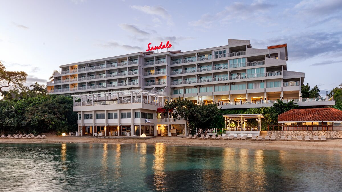 honeymoonscom's tweet photo. Escape to Sandals Ochi, the adults-only, all-inclusive paradise on Jamaica's lush hillsides with panoramic ocean views and the Caribbean's only rock climbing wall for adventurous romance. 16 restaurants and 11 bars await! https://t.co/XGCXvGVZtN https://t.co/pT53DTrSYX