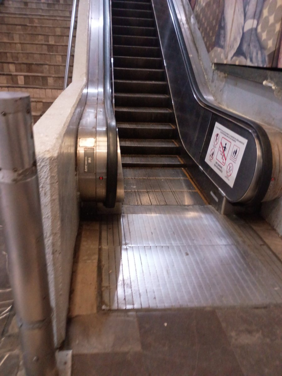 CesarRdzmor's tweet photo. @MetroCDMX por qué nunca funcionan las escaleras de la estación de guerrero de la línea b con dirección a Buenavista, según las acaban de arreglar https://t.co/1DK76VNlxO