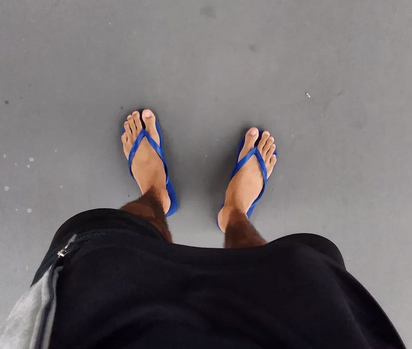 Nickyfenway's tweet photo. First time Wearing flip flops outside today Too many people watching my toes? Why😭😭😭😭 https://t.co/X7xzIFx69n