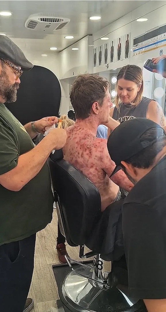 jack o’connell’s left pinky tweet media