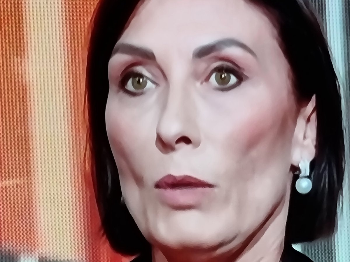 Stai zitta, che voi pdidioti non avreste fatto un cazzo nè contro l'aumento del carburante, nè contro la guerra. Zitta! 🤫🤫🤫 #4disera