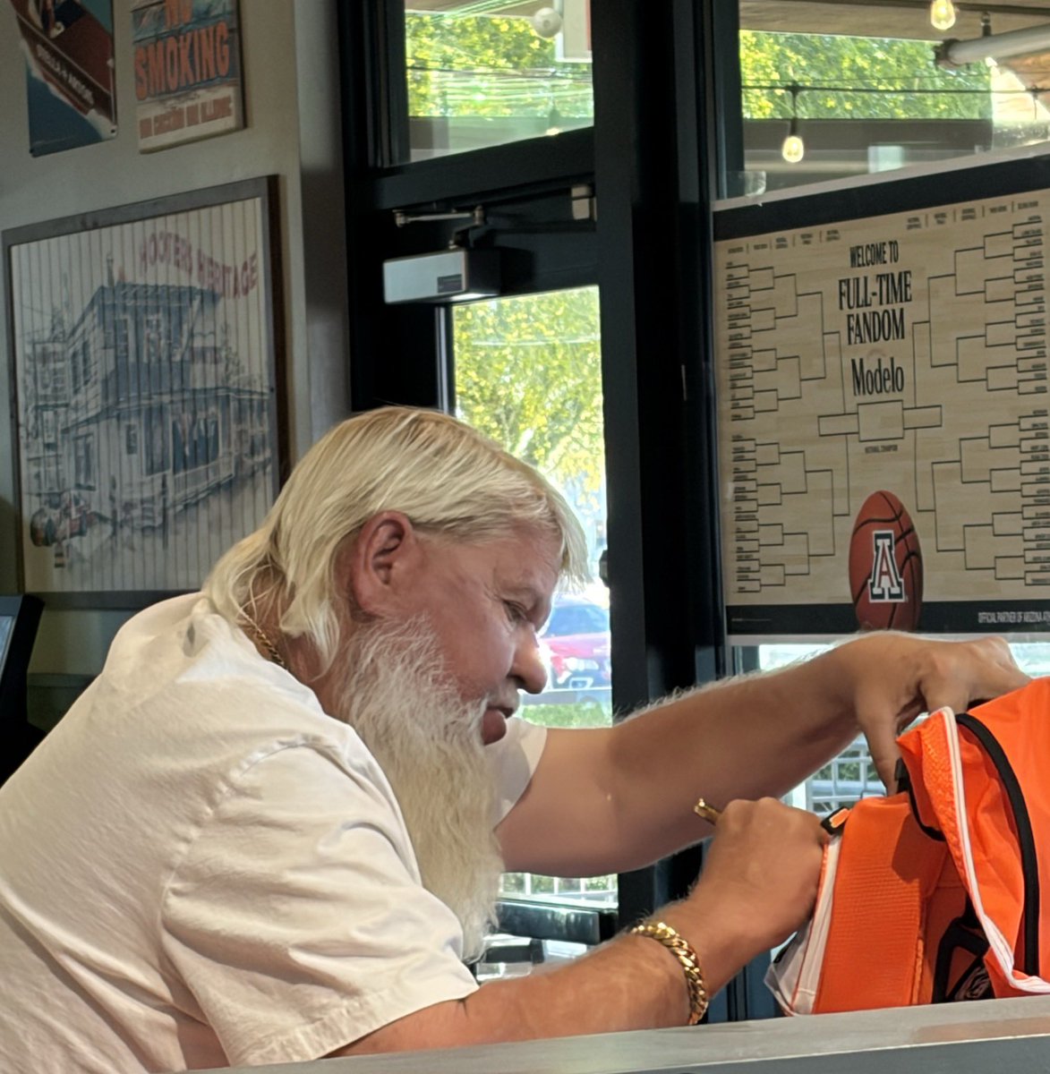hootersarizona's tweet image. The legend himself dropped by our Tucson location yesterday! Epic visit! Thanks @PGA_JohnDaly ⛳️ #HootersArizona #golflegend #tucson