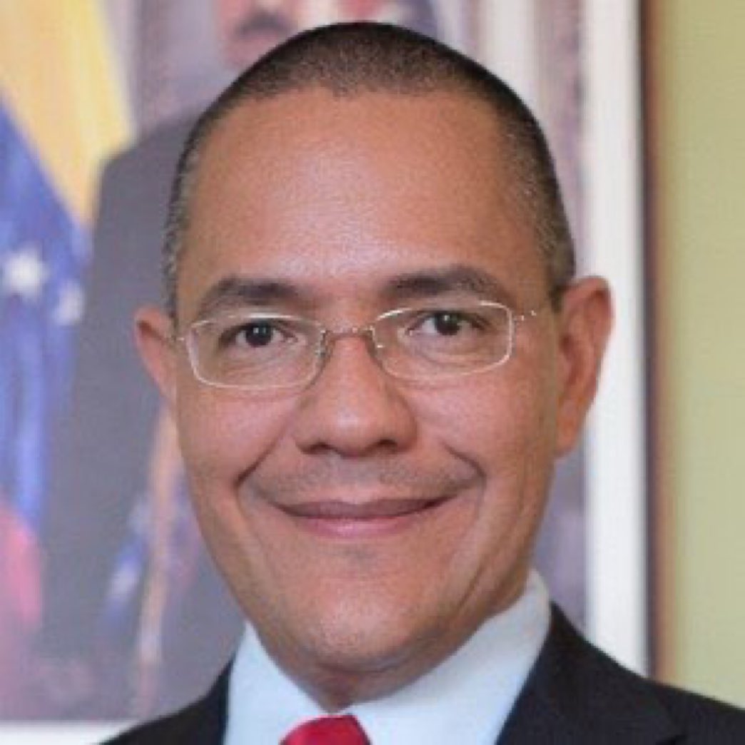 Proctologo's tweet photo. Tras la renuncia de Villegas al PSUV, queda libre de todo pecado y antecedente partidista, ya no tiene preferencia política ni falta en imparcialidad. 
Ahora lo nombrarán fiscal general, defensor del pueblo o presidente del CNE por su imparcialidad de nacimiento. https://t.co/q52q66msNy