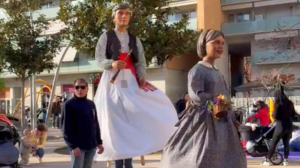 manresacultura's tweet photo. 📚 Infants i famílies s’ho han passat d’allò més bé a l’estrena de #FilDeContes!
Ha estat amb Somiacaixes, d'@annarocateatre , a la plaça Simeó Selga

La pròxima cita serà Contes en clau de sol, amb Santi Rovira, d’aquí a una setmana, a la mateixa plaça.
ℹ️https://t.co/XUvCnxC2XO https://t.co/EtN0wTKqBX