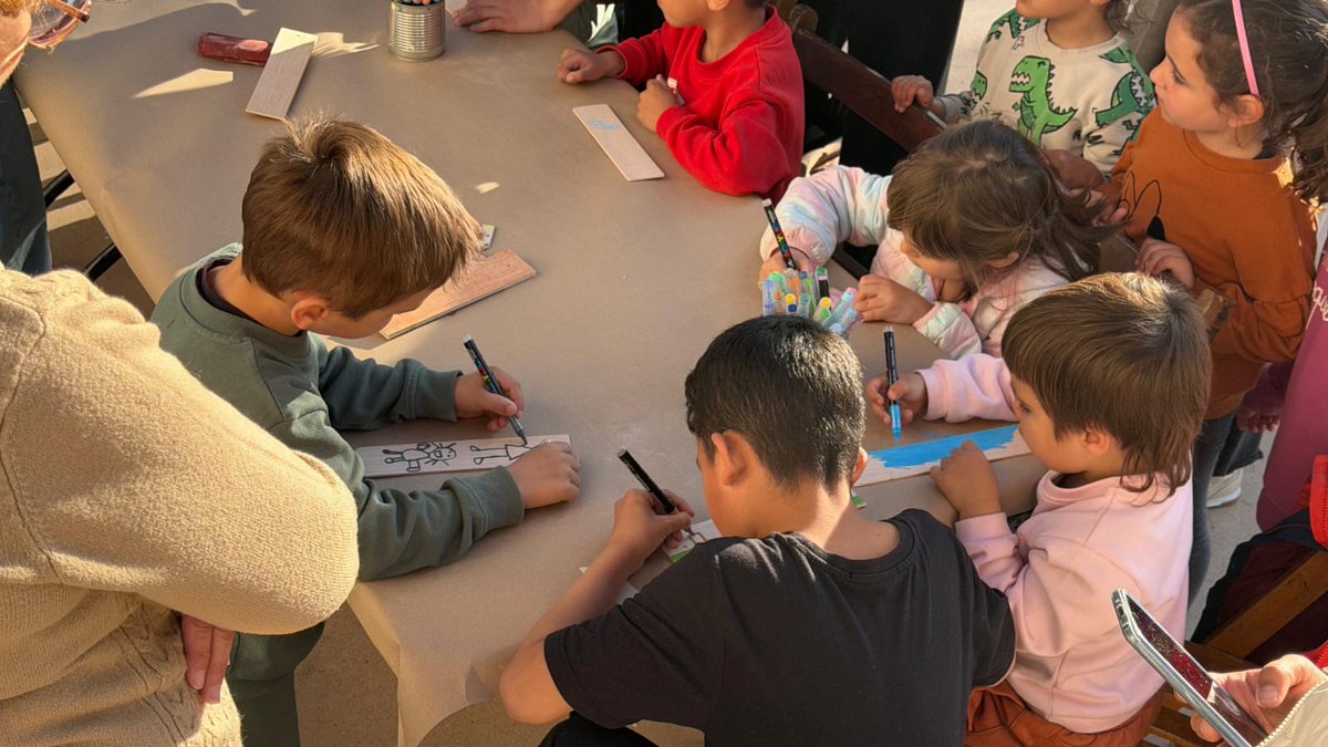 manresacultura's tweet photo. 📚 Infants i famílies s’ho han passat d’allò més bé a l’estrena de #FilDeContes!
Ha estat amb Somiacaixes, d'@annarocateatre , a la plaça Simeó Selga

La pròxima cita serà Contes en clau de sol, amb Santi Rovira, d’aquí a una setmana, a la mateixa plaça.
ℹ️https://t.co/XUvCnxC2XO https://t.co/EtN0wTKqBX