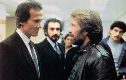 Pikerias's tweet photo. El Dato! En 1985 en una película de #ChuckNorris q.e.p.d llamada #CodigodelSilencio conocí que era "la corbata bogotana": un procedimiento de cortar la garganta para sacar la lengua por parte de la mafia colombiana a víctimas soplonas del narcotráfico en USA.
#CodeOfSilence https://t.co/MepIeauXQv