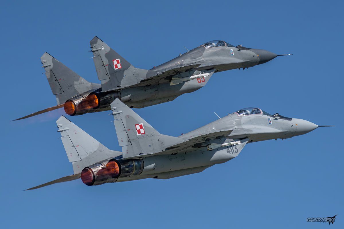 m_gawronski's tweet image. Weekend wchodzi na pełnym dopalaniu, a jak wiadomo co jest lepszego od MiGa? ..., dwa MiGi 😎, więc zapowiada się podwójnie dobry start tych dwóch dni 😄🔥✈️

#gawronsky #MiG29 #PolishAirForce #AviationPhotography #22BLT