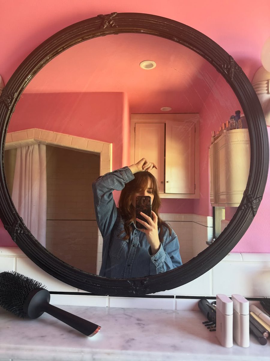 Someone’s Disaffected Niece tweet media