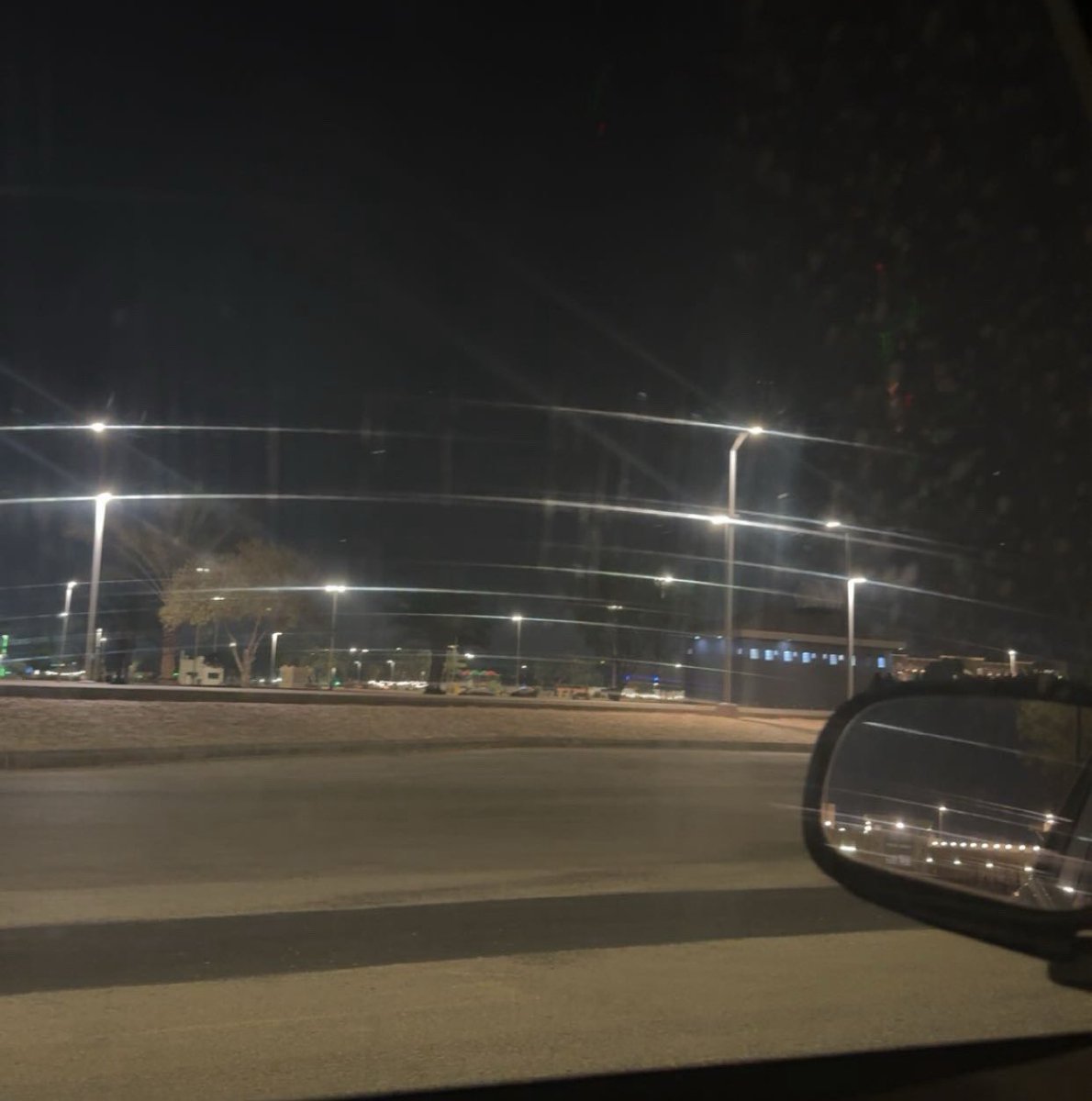 لو يلبسون أبهى الذهب و الفساتين 
و زودٍ على لبس الذهب عقد الألماس

والله ما شد العين يافتنة العين 
غيرك ولا غيرك سكن وسط الأنفاس

يا شيخة الحلوين و الحسن و الزين
ما وفيك لو اكتب من الشعر كراس

شوفك صباح العيد و الناس لاهين
يكفيني من الناس و مقابل الناس
