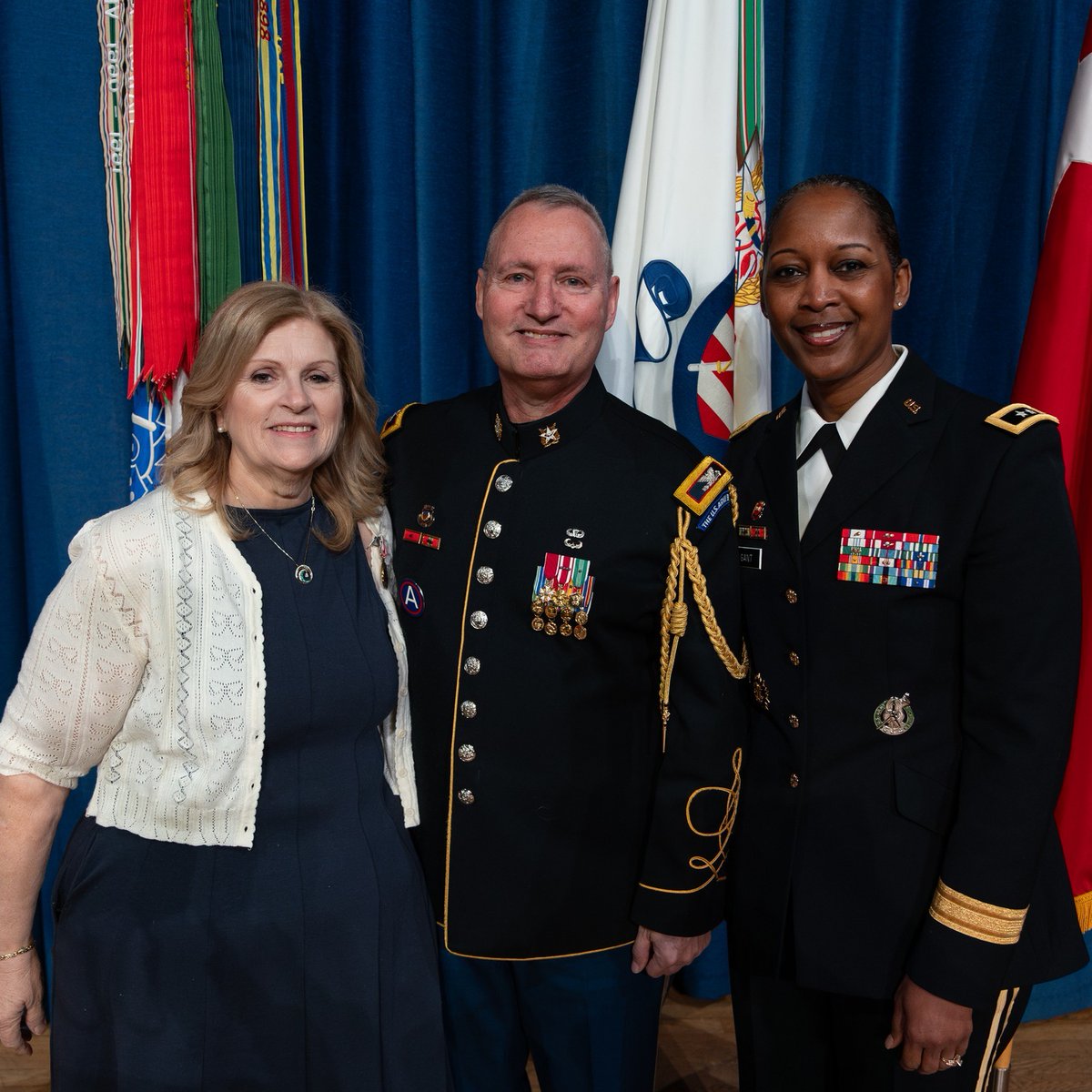 Join us in congratulating Colonel Bruce R. Pulver on his recent retirement after dedicating more than 30 years of his life serving in the @USArmy as an Army Band leader!

In his final assignment, Col. Pulver served as commander of The U.S. Army Band "Pershing's Own," where he https://t.co/iuumdkMVIg