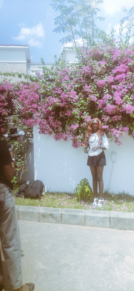 Every time I'm passing this place, I'm always dressed jaga jaga, either I'm wearing my fav black Long pants or just anything. 
Today people were too stunned to speak like this same girl?!!!
Anyways flowers visualiser incoming!!!