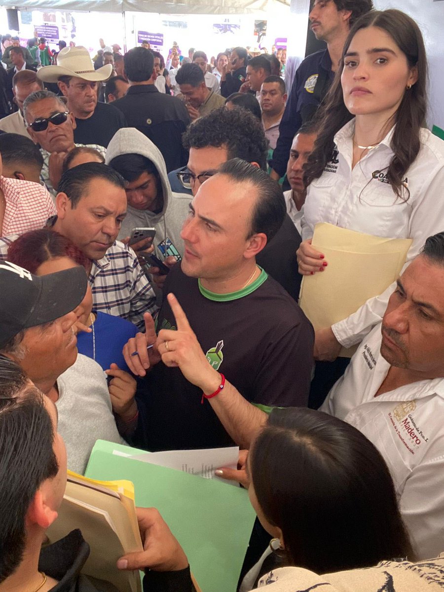 Una parte de estudiantes afiliados a la FENER se reunió con el gobernador Manolo para solicitar mejoras en infraestructura educativa. Entre las peticiones, destacaron la construcción de una techumbre. 

#FNERRR #Coahuila