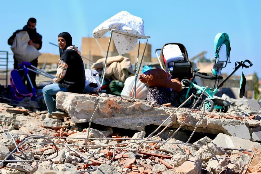 XHNews's tweet photo. Families displaced by Israeli airstrikes in southern Lebanon are spending Eid al-Fitr in difficult conditions, living in tents and shelters in Sidon, south of the capital Beirut. https://t.co/CfESsNcjSd #FromTheFrontline https://t.co/QomTk66rMT