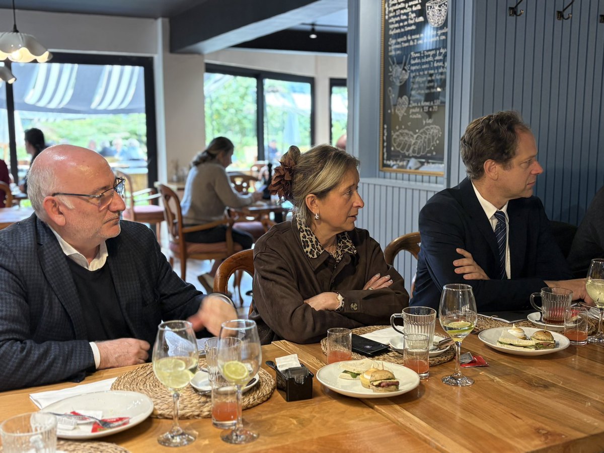 🍃🏞️ La agenda en terreno continuó con un almuerzo de trabajo encabezado por el biministro de Economía y Minería, Daniel Mas, y la subsecretaria de Turismo, María Paz Lagos, junto a representantes de las distintas organizaciones comerciales de la región para impulsar la inversión