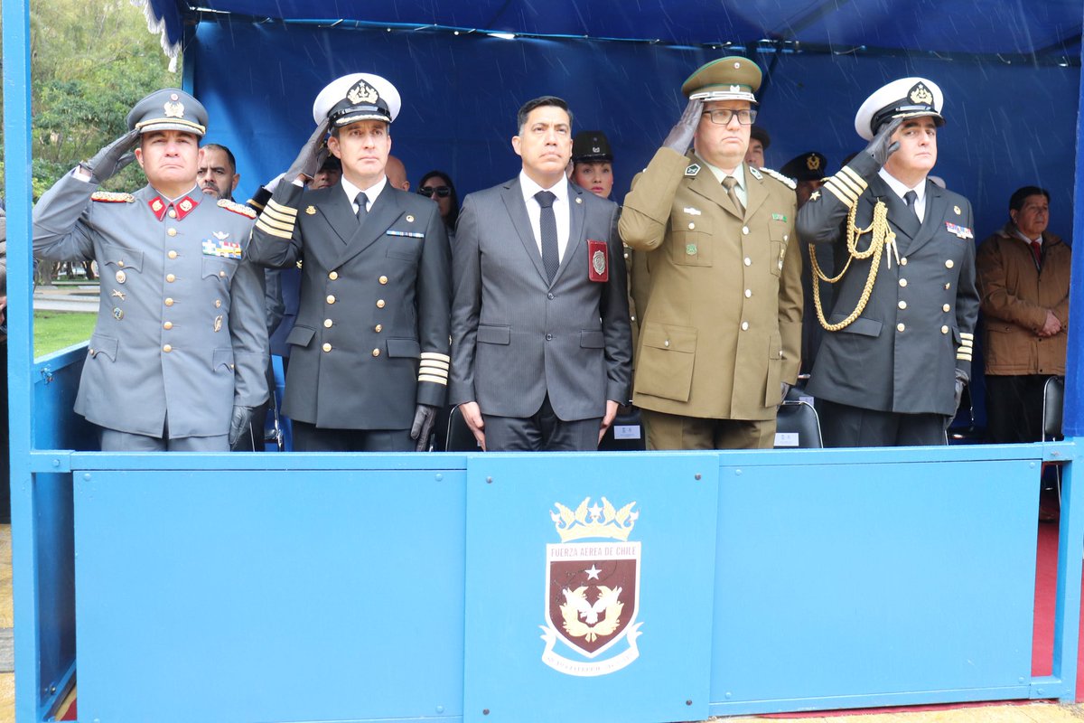 PDI_Magallanes's tweet photo. 🔵 El jefe de la Región Policial de #Magallanes, Prefecto Inspector Carlos Vásquez y el jefe de la Prefectura Provincial, Prefecto Pablo Merino, junto a autoridades regionales, asistieron a la ceremonia militar realizada en la plaza de armas de #PuntaArenas, con motivo del 96° Aniversario de la Fuerza Aérea de Chile.