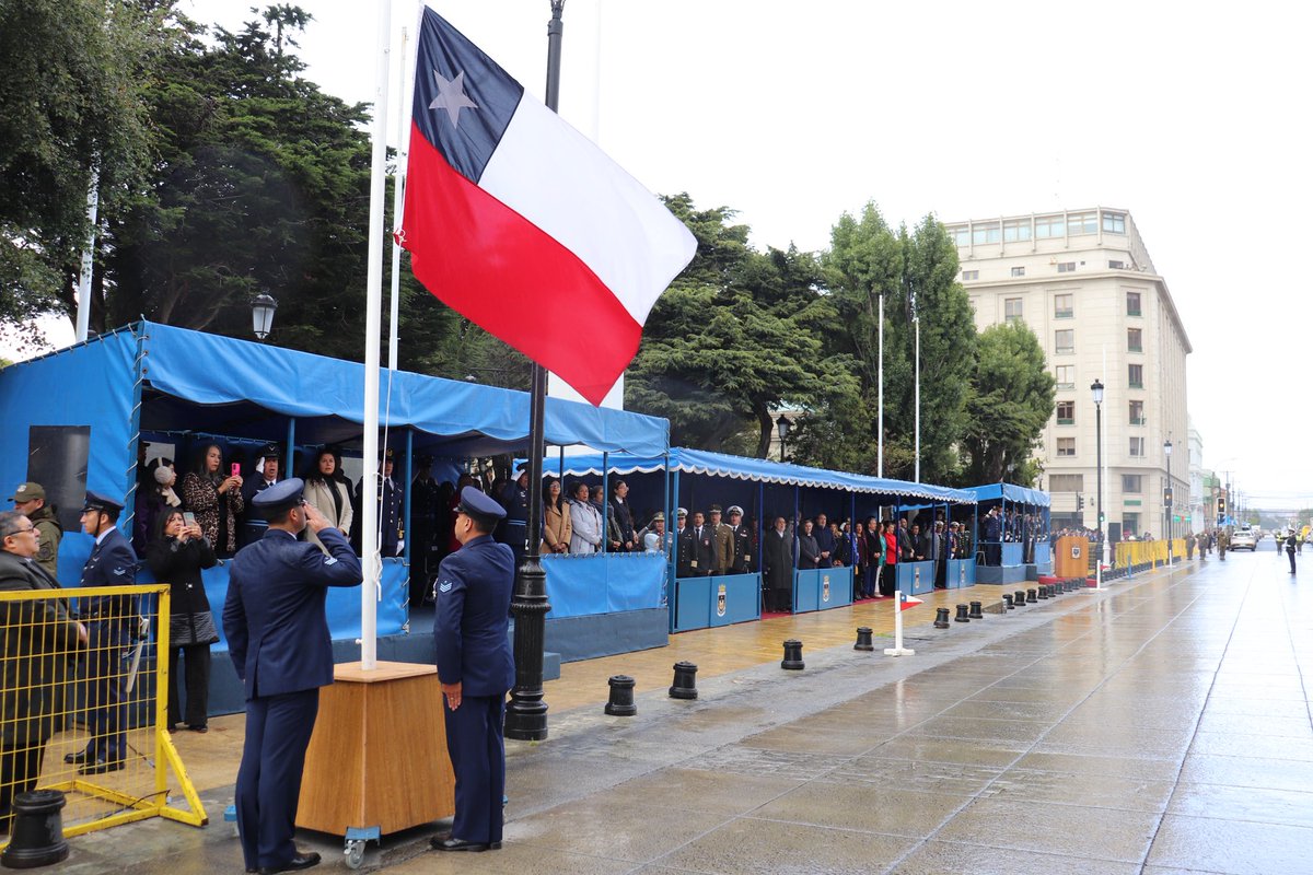 PDI_Magallanes's tweet photo. 🔵 El jefe de la Región Policial de #Magallanes, Prefecto Inspector Carlos Vásquez y el jefe de la Prefectura Provincial, Prefecto Pablo Merino, junto a autoridades regionales, asistieron a la ceremonia militar realizada en la plaza de armas de #PuntaArenas, con motivo del 96° Aniversario de la Fuerza Aérea de Chile.