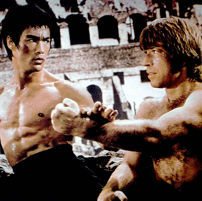 RossPinera's tweet photo. Los héroes visten de negro y son indestructibles. Chuck Norris trazó su leyenda en el cine con momentos inolvidables, como su enfrentamiento en el Coliseo Romano con Bruce Lee en The Way of the Dragón (1972). 🎞️ https://t.co/yiRjX0KJse