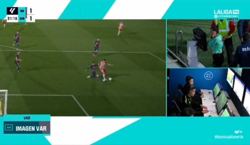 MrAsubio's tweet image. #Huesca #Almería

✂️ Miguel conduce balón en área oscense, donde Íñigo Piña decide deslizarse a ras de suelo para disputárselo, no tocándolo nunca y sí a Miguel que no rehúye el impacto.

📌 ES PENAL.

👮🏻‍♀️:❌️
📺:✅️