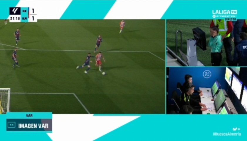 MrAsubio's tweet image. #Huesca #Almería

✂️ Miguel conduce balón en área oscense, donde Íñigo Piña decide deslizarse a ras de suelo para disputárselo, no tocándolo nunca y sí a Miguel que no rehúye el impacto.

📌 ES PENAL.

👮🏻‍♀️:❌️
📺:✅️