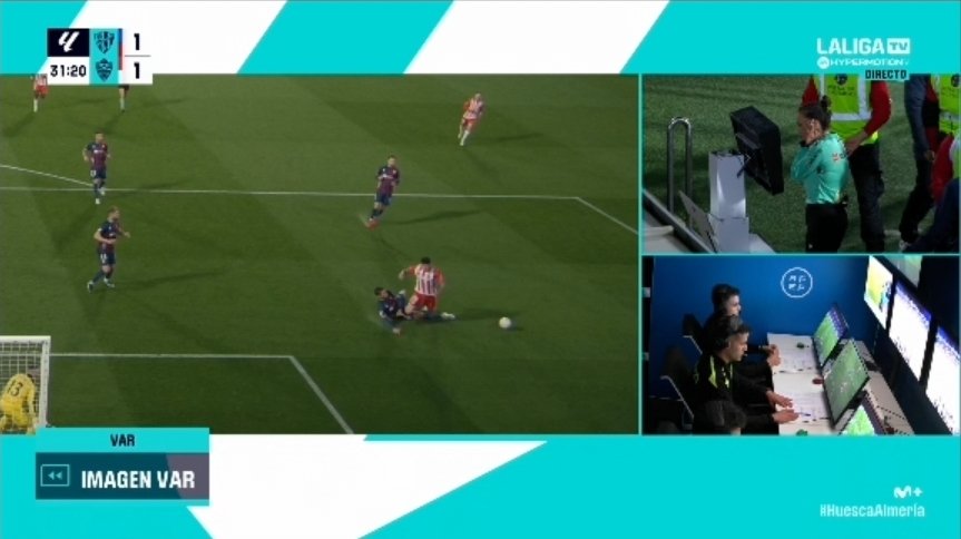 MrAsubio's tweet image. #Huesca #Almería

✂️ Miguel conduce balón en área oscense, donde Íñigo Piña decide deslizarse a ras de suelo para disputárselo, no tocándolo nunca y sí a Miguel que no rehúye el impacto.

📌 ES PENAL.

👮🏻‍♀️:❌️
📺:✅️